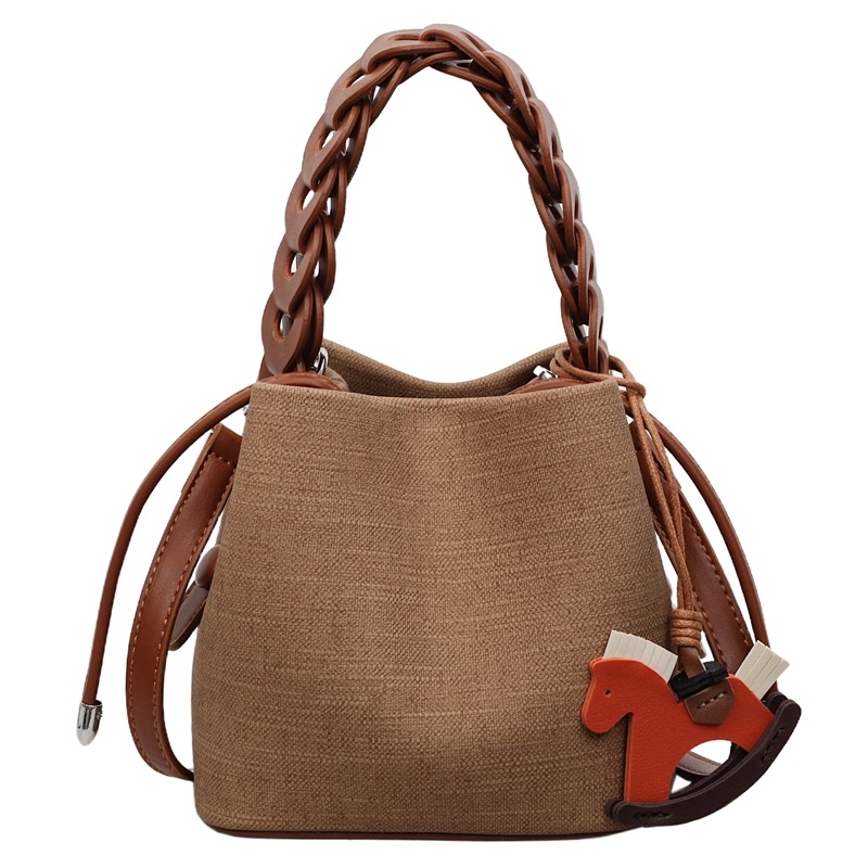 Bucket bag, PU materijal, magnetska kopča, jedan remen, izlazi ljeto 2025