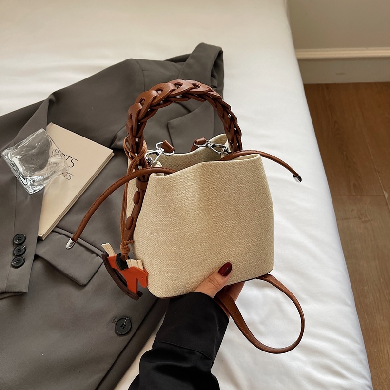 Bucket bag, PU materijal, magnetska kopča, jedan remen, izlazi ljeto 2025