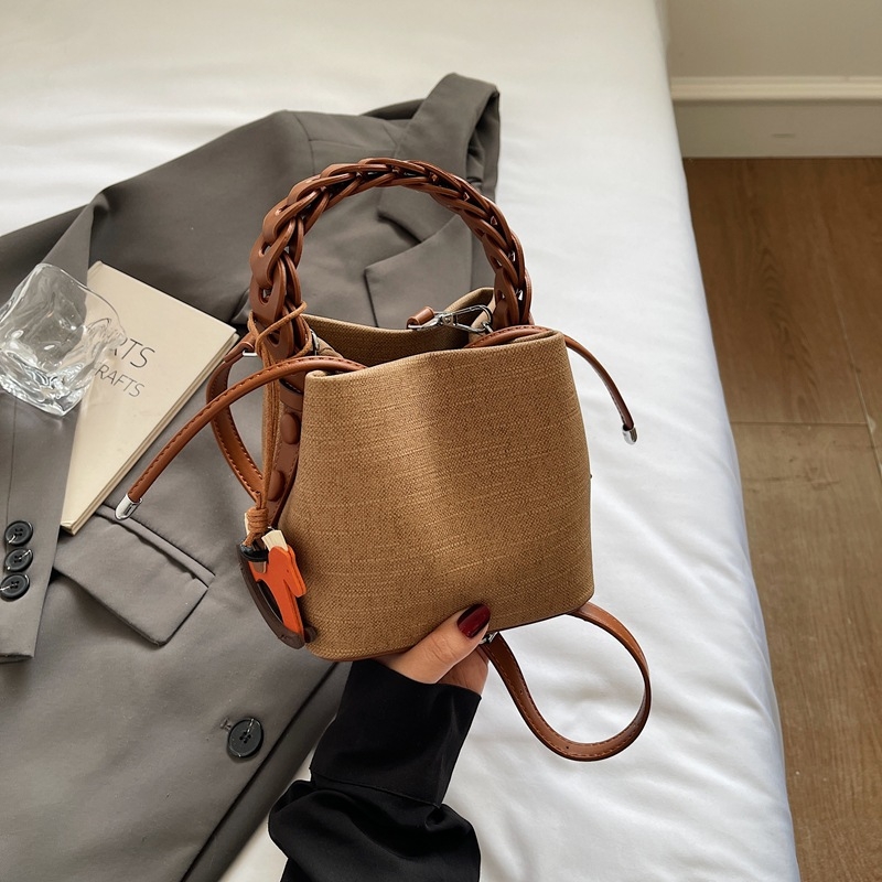 Bucket bag, PU materijal, magnetska kopča, jedan remen, izlazi ljeto 2025