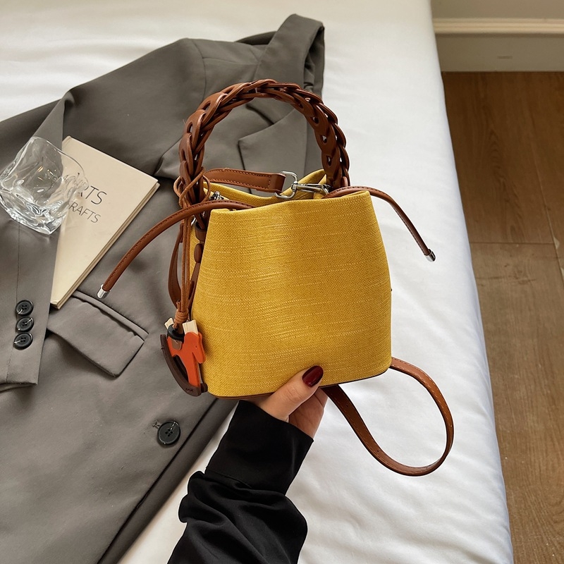 Bucket bag, PU materijal, magnetska kopča, jedan remen, izlazi ljeto 2025