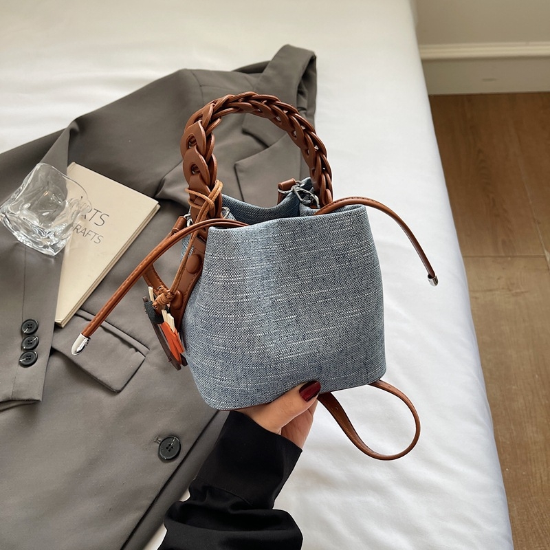 Bucket bag, PU materijal, magnetska kopča, jedan remen, izlazi ljeto 2025