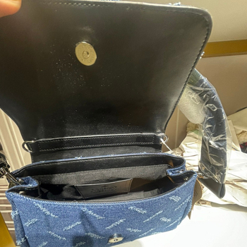 Platnena bucket torba, stil pod pazuh, vertikalni kvadratni oblik, zatvaranje klapom, unutarnja pretinica za dokumente, jedna naramenica