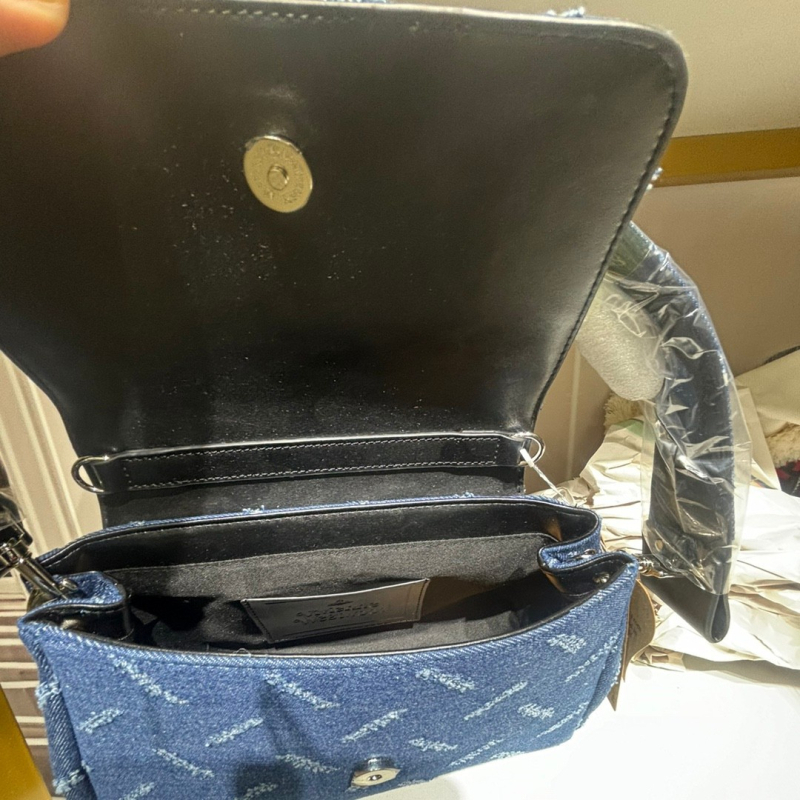 Platnena bucket torba, stil pod pazuh, vertikalni kvadratni oblik, zatvaranje klapom, unutarnja pretinica za dokumente, jedna naramenica