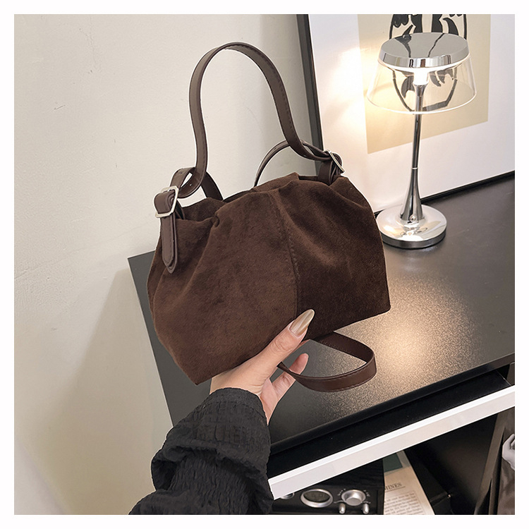 Velúr bucket bag, уличен стил, 2025 зимно издание, вътрешен джоб с цип, подплата полиестер