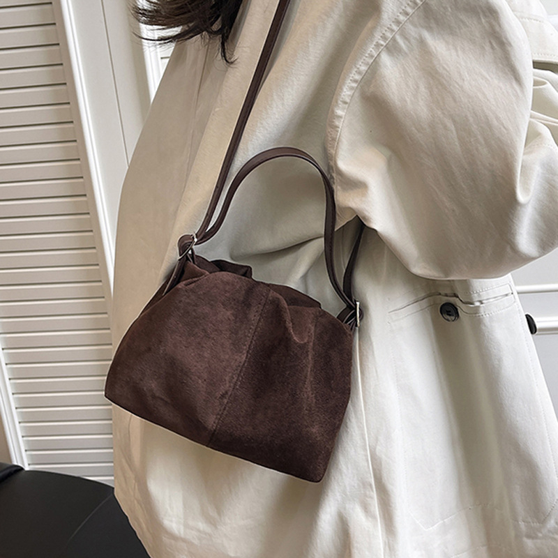 Velúr bucket bag, уличен стил, 2025 зимно издание, вътрешен джоб с цип, подплата полиестер