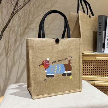 Torba Tote od imitacije lana s printsom – Materijal: imitacijski lan; Oblik: horizontalni kvadrat; Otvaranje: gumba; Unutarnja pretinac: zatvarač