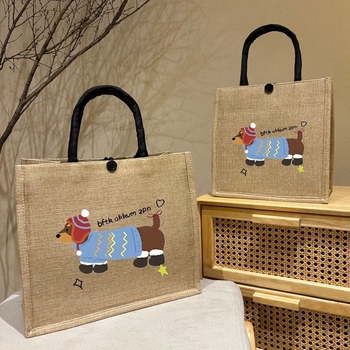 Torba Tote od imitacije lana s printsom – Materijal: imitacijski lan; Oblik: horizontalni kvadrat; Otvaranje: gumba; Unutarnja pretinac: zatvarač