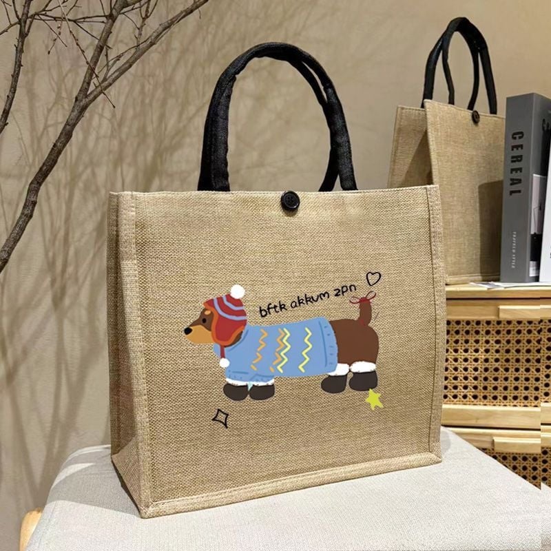 Torba Tote od imitacije lana s printsom – Materijal: imitacijski lan; Oblik: horizontalni kvadrat; Otvaranje: gumba; Unutarnja pretinac: zatvarač