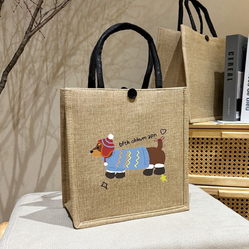 Torba Tote od imitacije lana s printsom – Materijal: imitacijski lan; Oblik: horizontalni kvadrat; Otvaranje: gumba; Unutarnja pretinac: zatvarač