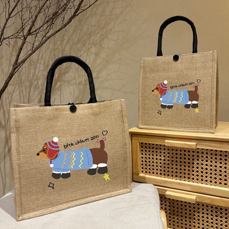 Torba Tote od imitacije lana s printsom – Materijal: imitacijski lan; Oblik: horizontalni kvadrat; Otvaranje: gumba; Unutarnja pretinac: zatvarač