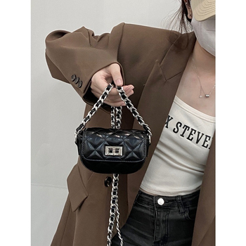 Crossbody torbica – mala kvadratna silueta, kordurojni materijal, PU podstava, zaključavanje, cyber funkcionalnost