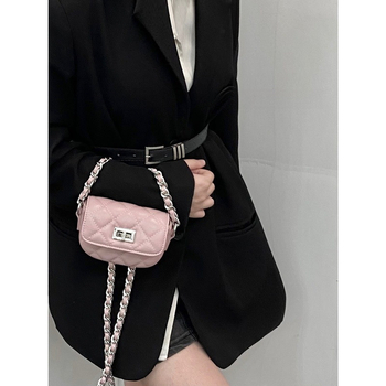 Crossbody torbica – mala kvadratna silueta, kordurojni materijal, PU podstava, zaključavanje, cyber funkcionalnost