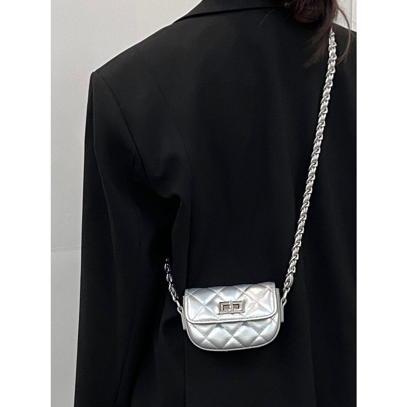 Crossbody torbica – mala kvadratna silueta, kordurojni materijal, PU podstava, zaključavanje, cyber funkcionalnost