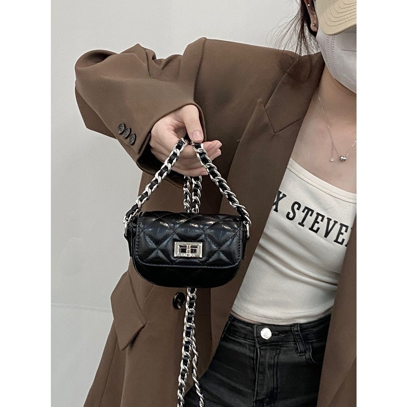 Crossbody torbica – mala kvadratna silueta, kordurojni materijal, PU podstava, zaključavanje, cyber funkcionalnost