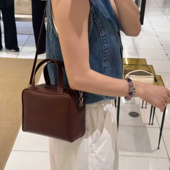 Urban minimalistička torba od prave kože prvog sloja, kvadratnog oblika, zatvarač, unutarnje pretince za mobitel i identifikacijsku karticu, s jednom naramenicom