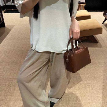 Urban minimalistička torba od prave kože prvog sloja, kvadratnog oblika, zatvarač, unutarnje pretince za mobitel i identifikacijsku karticu, s jednom naramenicom