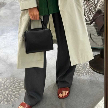 Urban minimalistička torba od prave kože prvog sloja, kvadratnog oblika, zatvarač, unutarnje pretince za mobitel i identifikacijsku karticu, s jednom naramenicom