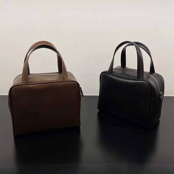 Urban minimalistička torba od prave kože prvog sloja, kvadratnog oblika, zatvarač, unutarnje pretince za mobitel i identifikacijsku karticu, s jednom naramenicom