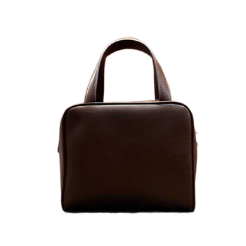 Urban minimalistička torba od prave kože prvog sloja, kvadratnog oblika, zatvarač, unutarnje pretince za mobitel i identifikacijsku karticu, s jednom naramenicom