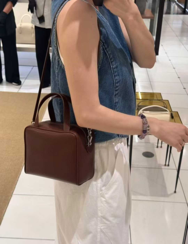 Urban minimalistička torba od prave kože prvog sloja, kvadratnog oblika, zatvarač, unutarnje pretince za mobitel i identifikacijsku karticu, s jednom naramenicom