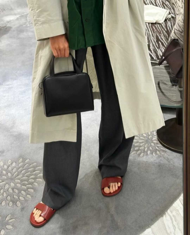 Urban minimalistička torba od prave kože prvog sloja, kvadratnog oblika, zatvarač, unutarnje pretince za mobitel i identifikacijsku karticu, s jednom naramenicom