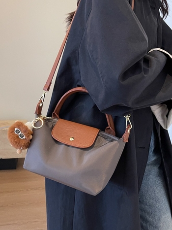 Crossbody torba od tkanine, vodoravnog kvadratnog oblika, zatvaranje kapom, unutarnji džep sa zipom, s jednim remenom