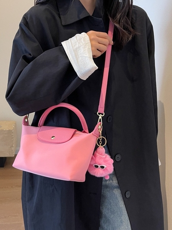 Crossbody torba od tkanine, vodoravnog kvadratnog oblika, zatvaranje kapom, unutarnji džep sa zipom, s jednim remenom