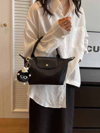 Crossbody torba od tkanine, vodoravnog kvadratnog oblika, zatvaranje kapom, unutarnji džep sa zipom, s jednim remenom