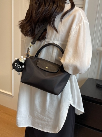 Crossbody torba od tkanine, vodoravnog kvadratnog oblika, zatvaranje kapom, unutarnji džep sa zipom, s jednim remenom