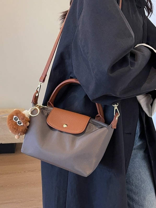 Crossbody torba od tkanine, vodoravnog kvadratnog oblika, zatvaranje kapom, unutarnji džep sa zipom, s jednim remenom