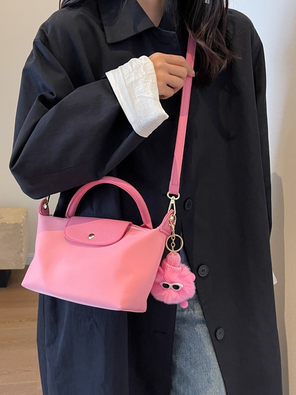 Crossbody torba od tkanine, vodoravnog kvadratnog oblika, zatvaranje kapom, unutarnji džep sa zipom, s jednim remenom