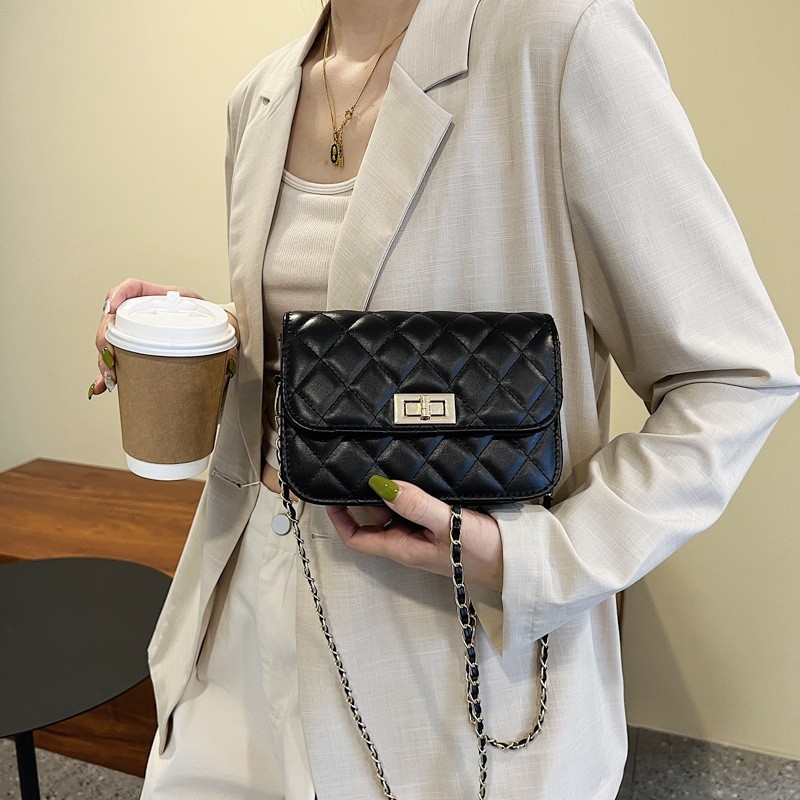 Crossbody torba s kaišem, kvadratna – PU koža, gradski trend, ljeto 2025, horizontalni kvadratni oblik, zatvaranje preklopom, podstava, jedna naramenica