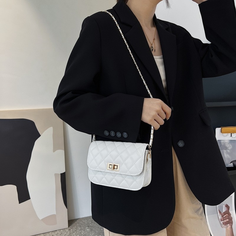 Crossbody torba s kaišem, kvadratna – PU koža, gradski trend, ljeto 2025, horizontalni kvadratni oblik, zatvaranje preklopom, podstava, jedna naramenica