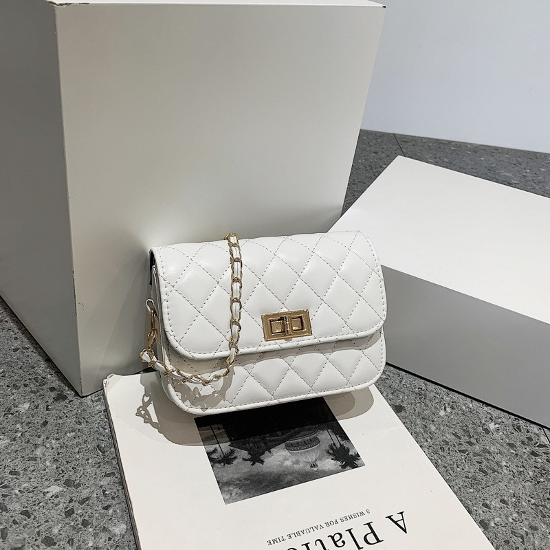 Crossbody torba s kaišem, kvadratna – PU koža, gradski trend, ljeto 2025, horizontalni kvadratni oblik, zatvaranje preklopom, podstava, jedna naramenica