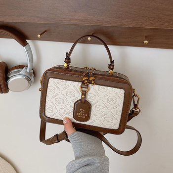 Torba za telefon, PU materijal, vodoravni kvadratni oblik, zatvaranje na zip, jednostavna naramenica, podstava od poliestera