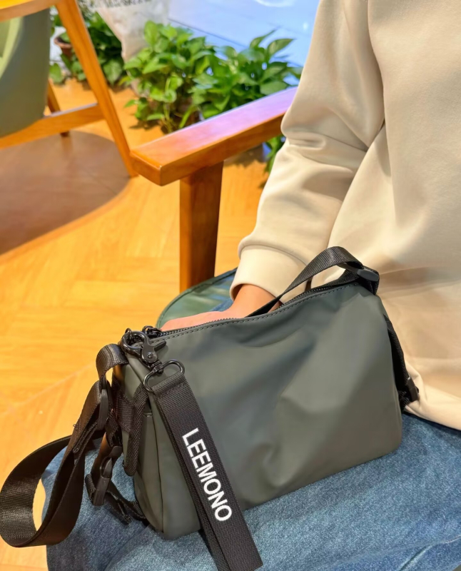 Unisex crossbody torba od Oxford platna, horizontalnog kvadratnog oblika, zatvaranje na zip, unutarnja džep sa zipom