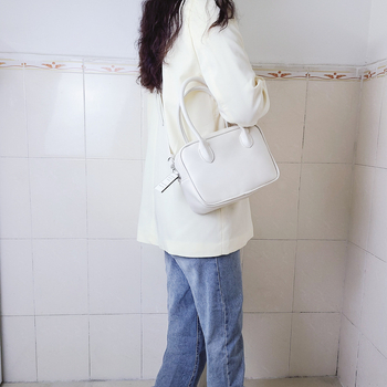 PU materijal crossbody kvadratna torba, zip zatvaranje, podstava od poliestera, trodimenzionalni dizajn