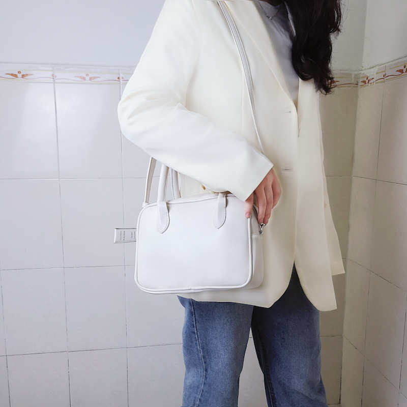 PU materijal crossbody kvadratna torba, zip zatvaranje, podstava od poliestera, trodimenzionalni dizajn