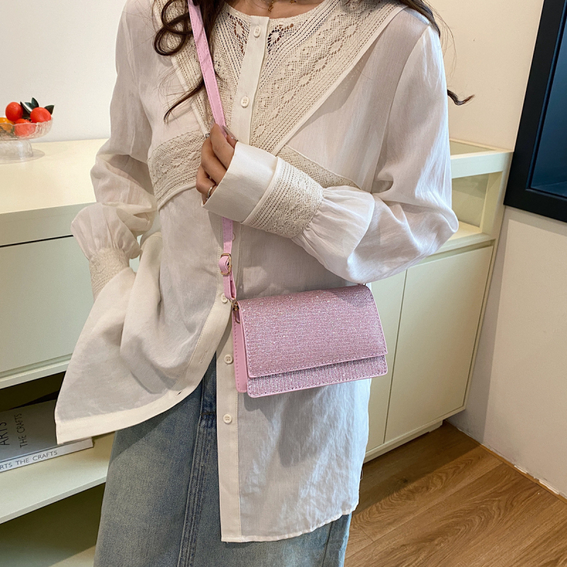 Ženska torbica preko ramena kvadratnog oblika – PU koža, horizontalni oblik, zatvoren otvar, jednostruki remen, sintetička podstava, proljeće 2025