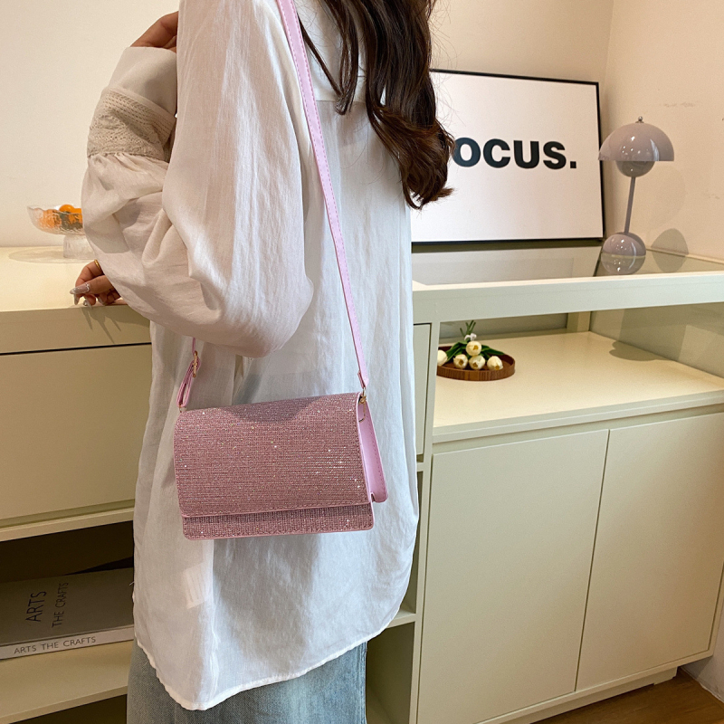 Ženska torbica preko ramena kvadratnog oblika – PU koža, horizontalni oblik, zatvoren otvar, jednostruki remen, sintetička podstava, proljeće 2025