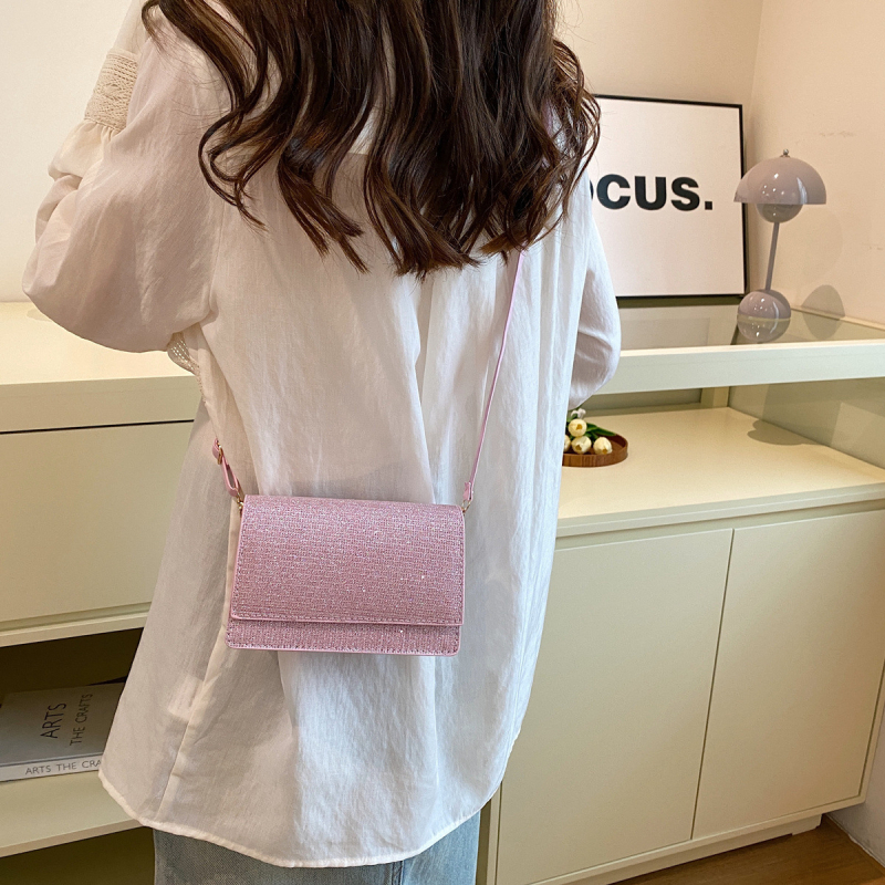 Ženska torbica preko ramena kvadratnog oblika – PU koža, horizontalni oblik, zatvoren otvar, jednostruki remen, sintetička podstava, proljeće 2025