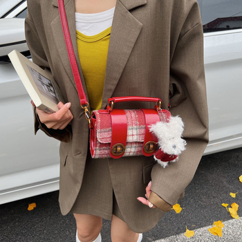 Vunena torbica u gradskom minimalističkom stilu, vodoravni kvadratni oblik, zatvaranje brava, podstava od sintetičke kože