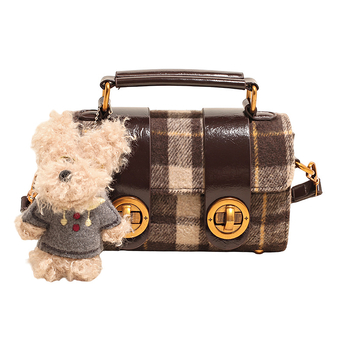 Vunena torbica u gradskom minimalističkom stilu, vodoravni kvadratni oblik, zatvaranje brava, podstava od sintetičke kože