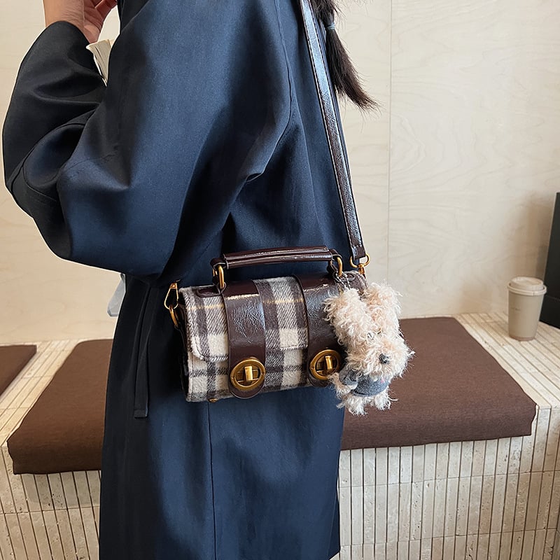 Vunena torbica u gradskom minimalističkom stilu, vodoravni kvadratni oblik, zatvaranje brava, podstava od sintetičke kože