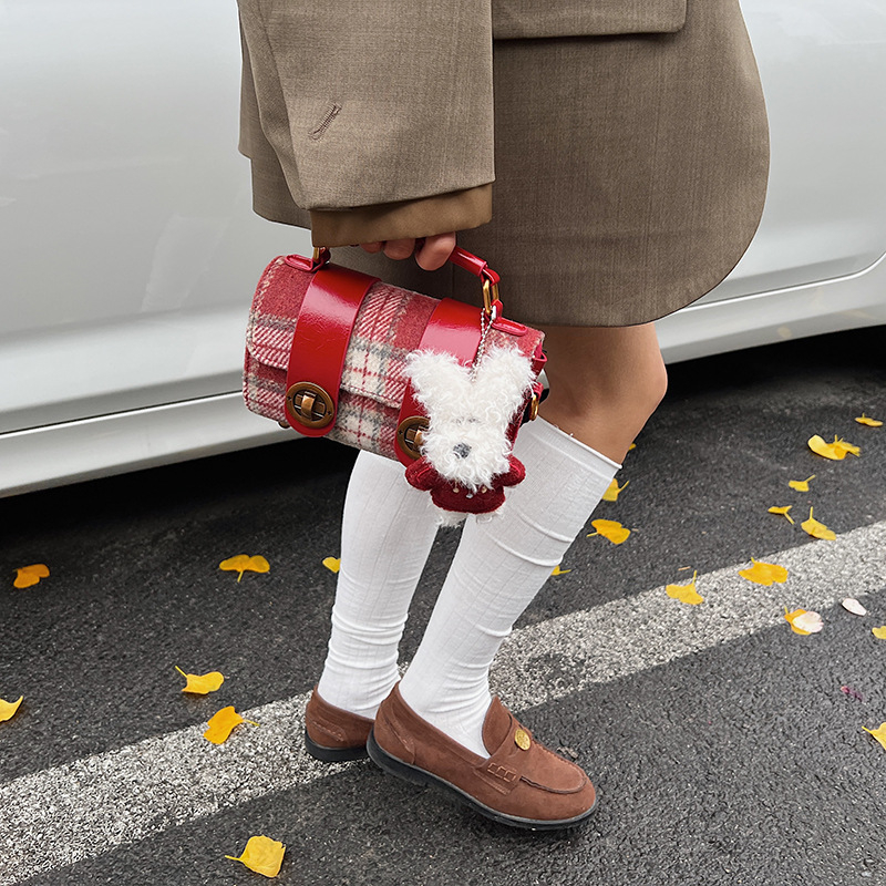 Vunena torbica u gradskom minimalističkom stilu, vodoravni kvadratni oblik, zatvaranje brava, podstava od sintetičke kože