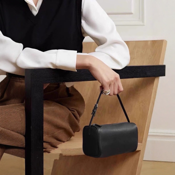 Cuckoo torbica od prave kože za podlakticu — kružni oblik, zatvarač, pretinac za ID karticu, proljeće 2025