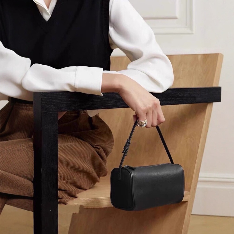 Cuckoo torbica od prave kože za podlakticu — kružni oblik, zatvarač, pretinac za ID karticu, proljeće 2025