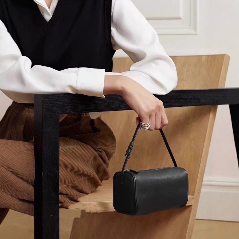 Cuckoo torbica od prave kože za podlakticu — kružni oblik, zatvarač, pretinac za ID karticu, proljeće 2025