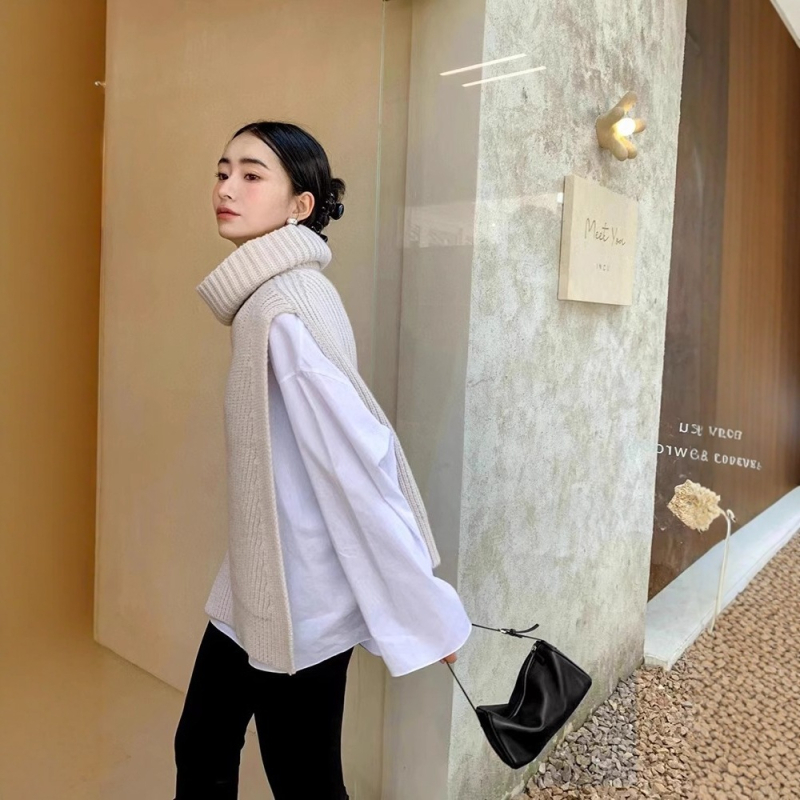 Cuckoo torbica od prave kože za podlakticu — kružni oblik, zatvarač, pretinac za ID karticu, proljeće 2025