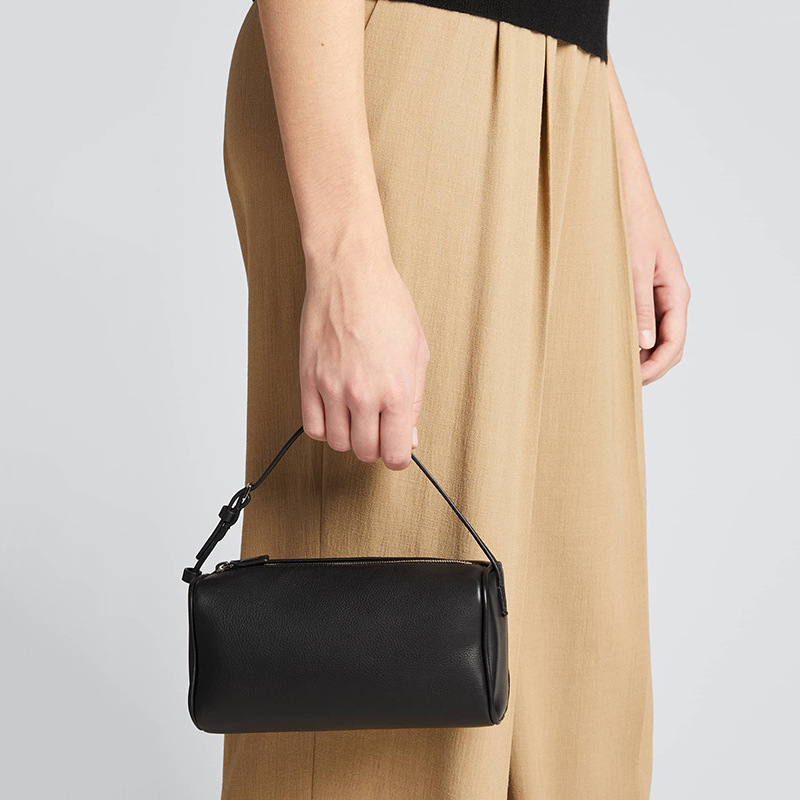 Cuckoo torbica od prave kože za podlakticu — kružni oblik, zatvarač, pretinac za ID karticu, proljeće 2025